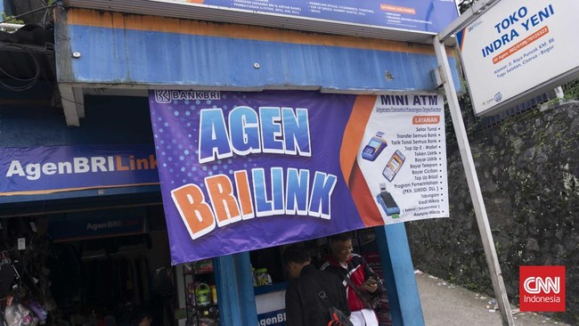 Indra Yeni, pelopor AgenBRILink di Puncak melayani transaksi keuangan lengkap. Banyak warga yang melakukan tarik tunai, transfer, hingga penarikan bansos.
