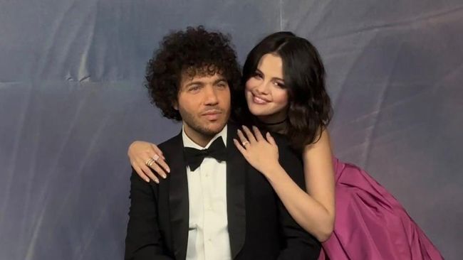 Sweet! Benny Blanco Bikin Prom Romantis Pertama untuk Selena Gomez