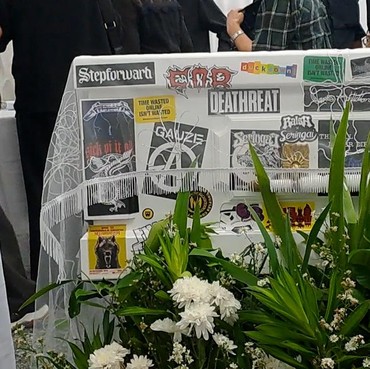 Tampil Beda, Peti Jenazah Ricky Siahaan Penuh dengan Stiker Band Favorit