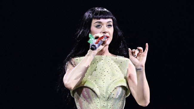 Celaan terhadap tur ini memperpanjang kritikan terhadap Katy Perry selepas merilis album 143 (2024).