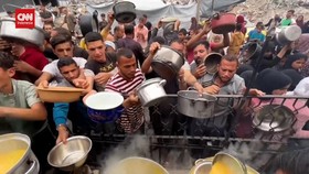 VIDEO: Pilu Warga Gaza Berebut Makanan di Tengah Blokade Israel