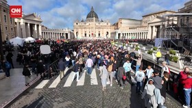 VIDEO: Umat Katolik Penuhi Basilika Santo Petrus Sebelum Paus Dikubur
