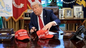 Aksesoris Topi 'Trump 2028' Gencar Dijual, buat Kampanye 3 Periode?