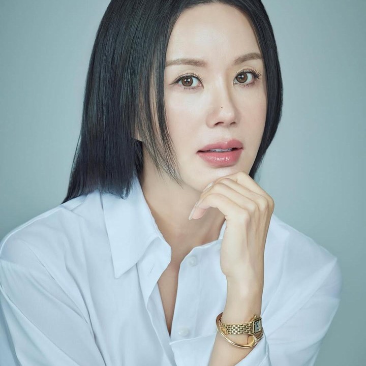 <p>Uhm Jung Hwa juga pernah mengungkap perasaan bangganya saat menyoroti tokoh perempuan. “Kini, kita bisa melihat banyak tokoh perempuan yang kuat dan berani menjalani hidup dengan cara mereka sendiri. Saya merasa beruntung dan bahagia bisa menceritakan kisah-kisah perempuan, bahkan di usia saya saat ini,” ucapnya, dikutip dari laman<em> BBC,</em> Jumat (25/4/2025). (Foto: Instagram@umaizing)</p>
