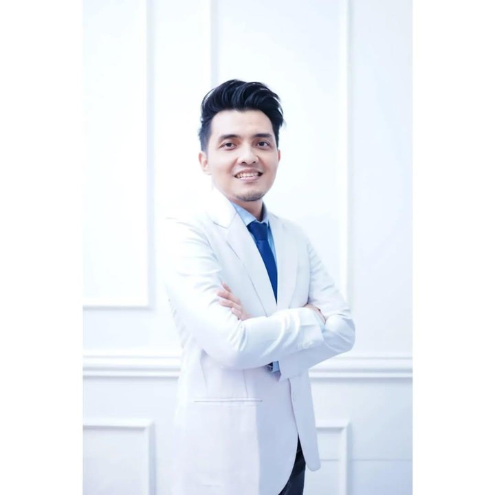 <p>Yongki pun sempat mengungkap rasa syukur atas pekerjaannya saat ini. &ldquo;Puji syukur kepada Allah SWT atas petunjuk-Nya sehingga saya bisa sampai pada titik ini, semoga kita semua manusia di muka bumi ini senantiasa diberikan kebahagiaan, kelembutan, dan kasih sayang untuk saling menyayangi dan menjaga satu sama lain,&rdquo; tulis Yongki, dikutip dari laman Instagram<em> @dr_yongki.&nbsp;</em>(Foto: Instagram: @dr_yongki)</p>