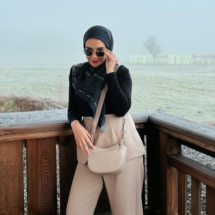 <p>Ada juga Zaskia Sungkar yang tampil elegan dengan model hijab <em>pattern</em>. Penampilan hijab<em> clean outfit</em>-nya ini dilengkapi dengan kacamata hitam yang membuatnya terlihat kece, ya, Bunda. (Foto: Instagram@zaskiasungkar15)</p>