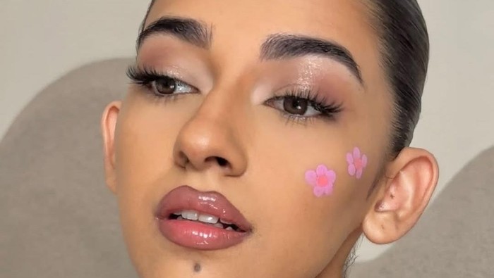 img-title Tren Makeup Musim Panas Anti Kusam! Cherry Blossom Blush Bikin Wajah Fresh