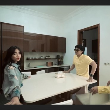 Penampakan Dapur di Rumah Mewah Fuji, Penuh Ornamen Kayu dan Beri Kesan Klasik