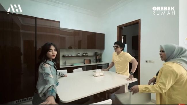 Penamapakan Dapur di Rumah Mewah Fuji, Penuh Ornamen Kayu dan Beri Kesan Klasik