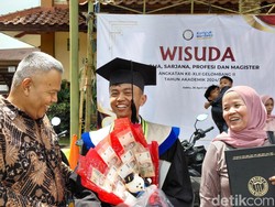 Kebahagiaan Firman Tukang Cilung, Lulus dari Uniga dengan IPK 3,95