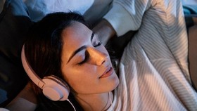 Ciri kepribadian orang yang tidak bisa tidur tanpa menyalakan musik
