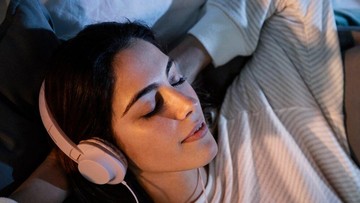 6 Ciri Kepribadian Orang yang Tidak Bisa Tidur Tanpa Menyalakan Musik