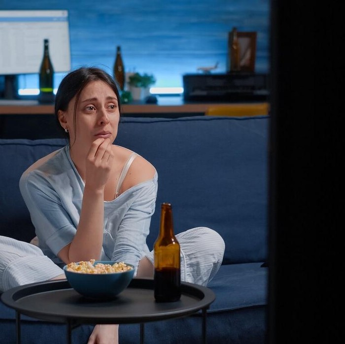 Orang-orang yang menonton tayangan sama berulang kali kemungkinan besar lebih menyukai coping mechanism yang nyaman secara umum