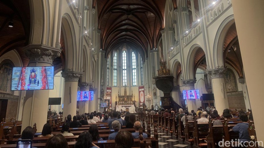 Jemaat Gereja Katedral Jakarta mengikuti misa pemakaman pemimpin tertinggi Gereja Katolik sekaligus Kepala Negara Vatikan&comma; Paus Fransiskus&period; &lpar;Mulia&sol;detikcom&rpar;&period;