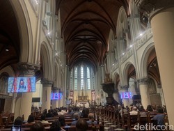 Bunyi Lonceng Gereja-gereja di Jakarta Saat Pemakaman Paus Fransiskus