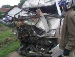 Tragedi Truk Tronton Vs Mobil Travel Renggut Nyawa Satu Keluarga