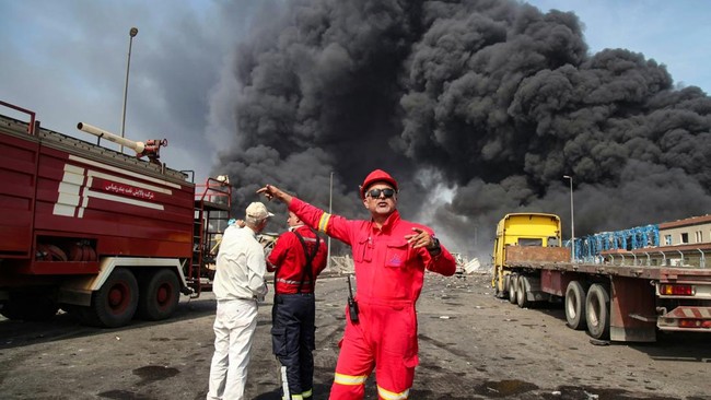 Kantor Berita Tasnim laporkan ledakan dahsyat di Pelabuhan Shahid Rajaee, Iran selatan pada Sabtu (26/4) kemungkinan besar imbas ledakan tangki bahan bakar.