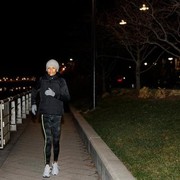 5 Manfaat Rutin Jalan Kaki 1.000 Langkah Setelah Makan Malam