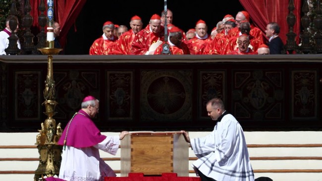 Vatikan mengumumkan penyelenggaraan conclave baru mulai digelar pada 7 Mei mendatang usai pemimpin gereja Katolik sedunia Paus Fransiskus meninggal dunia.