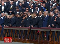 Jokowi Duduk Sederet dengan Trump-Zelensky saat Hadiri Pemakaman Paus