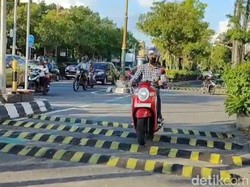 Duh! Polisi Tidur Berderet Bikin Kendaraan Nyangkut, Begini Ending-nya