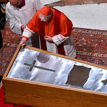 Ternyata Ini Alasan Kardinal Pakai Jubah Merah Saat Konklaf