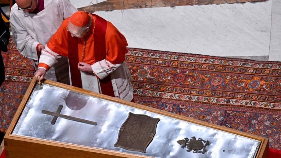 Peti jenazah Paus Fransiskus disegel dalam upacara pribadi di Basilika Santo Petrus&comma; Vatikan&comma; setelah sekitar 250&period;000 pelayat memberikan penghormatan terakhir&period;