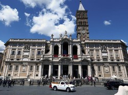 Peti Jenazah Paus Fransiskus Tiba di Roma, Akan Dimakamkan Secara Tertutup