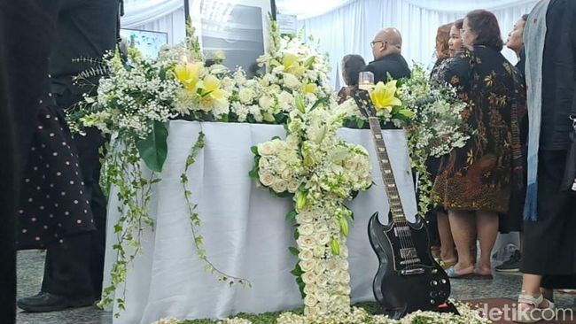 Potret Gitar Hitam Ricky Siahaan, Saksi Bisu Detik Terakhir Sang Gitaris Meninggal
