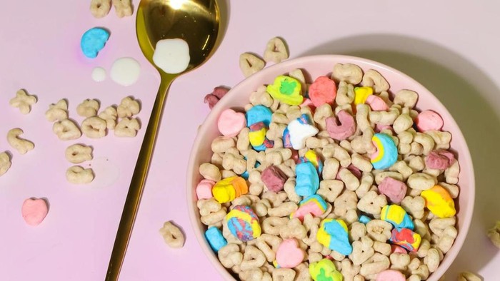 eal ditambah susu termasuk makanan praktis dan umum dijadikan menu sarapan. Meski enak, makanan ini tinggi gula dan rendah nutrisi.