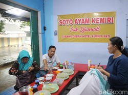 Cerita Giarti Kelola Warung Soto Kemiri Pati, Pernah Diborong Bupati
