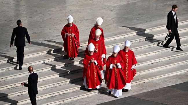 Vatikan mengumumkan seluruh kardinal 133 orang sudah tiba di Roma, Italia, pada hari ini, Selasa (6/5) untuk mengikuti pemilihan Paus baru atau Conclave.