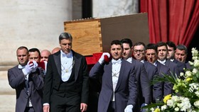 Misa Pemakaman Paus Fransiskus Dimulai di Basilika Santo Petrus