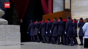 VIDEO: Momen Peti Paus Dibawa ke Basilika Santo Petrus usai Misa