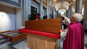 FOTO: Paus Fransiskus Dimakamkan di Santa Maria Maggiore