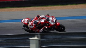 Dikepung Pembalap Malaysia, Andi Gilang Terjatuh di ARRC 2025