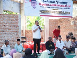 Andre Rosiade Beri Bantuan Rp 50 Juta-Sembako di Kampung Jua Padang