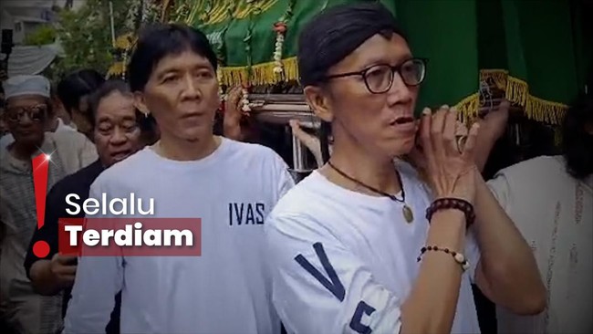 Terlihat Tegar, Bimbim Slank Tahan Tangis Sebelum Salatkan Bunda Iffet