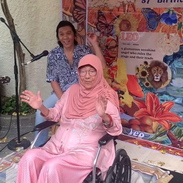 Sosok Bunda Iffet, Ibu Bimbim SLANK yang Meninggal Dunia