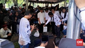 Bunda Iffet Dimakamkan di TPU Karet Bivak Jakarta