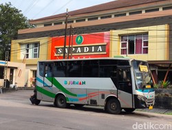 Kisah Sule, Sopir Bus Cirebon yang Bertahan di Tengah Serbuan Travel Gelap