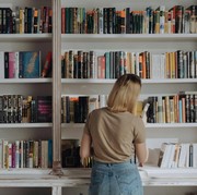 7 Cara Menata Buku ala Gaya Hidup Minimalis, Anti Ribet dan Bikin Rapi!