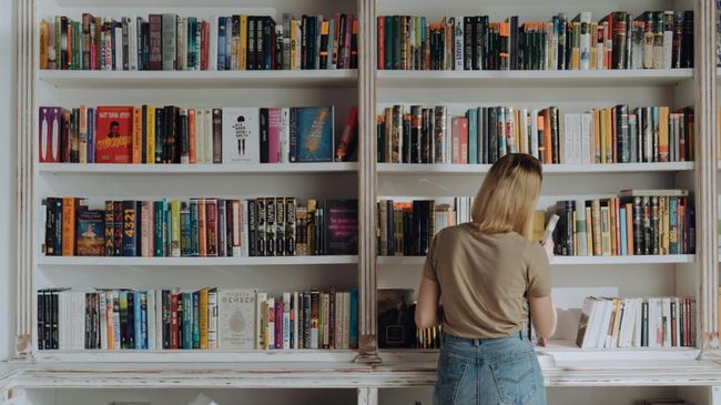 Rahasia Ruang Baca Minimalis: 7 Ide Penataan Buku Anti Berantakan & Estetik!