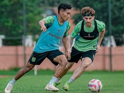 Dejan Tumbas Siap Hadapi Arema FC Meski Gunakan Perban di Kepala