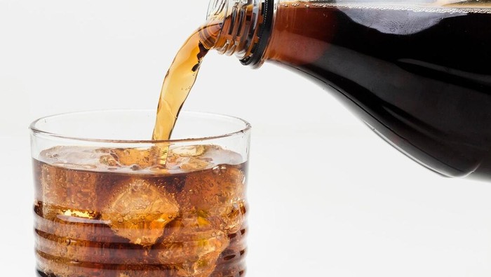 Minuman bersoda mengandung kafein dan fosfor yang bisa menyebabkan masalah tulang keropos. Sebagai gantinya bisa mengonsumsi susu saja yang kaya kalsium.