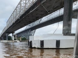 Jembatan Mahakam Ditabrak Lagi, Tiang Penopang Fender Sampai Bengkok