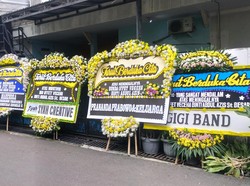 Karangan Bunga dari Prananda Prabowo-Adian Berjejer di Rumah Duka Bunda Iffet