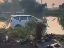 Mobil Hanyut hingga Terjebak di Tengah Sawah Cianjur