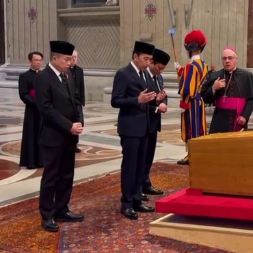 Cara Jokowi Doa di Depan Peti Paus Fransiskus Disorot, Begini Etika dalam Islam