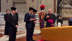 Cara Jokowi Doa di Depan Peti Paus Fransiskus Disorot, Begini Etika dalam Islam